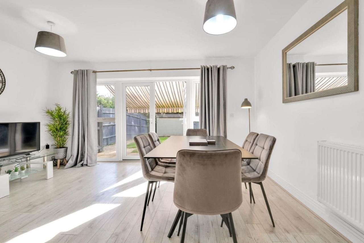 Foxherne 5Bdr 3Ba Serviced House With Parking - Slough By 360Stays Экстерьер фото