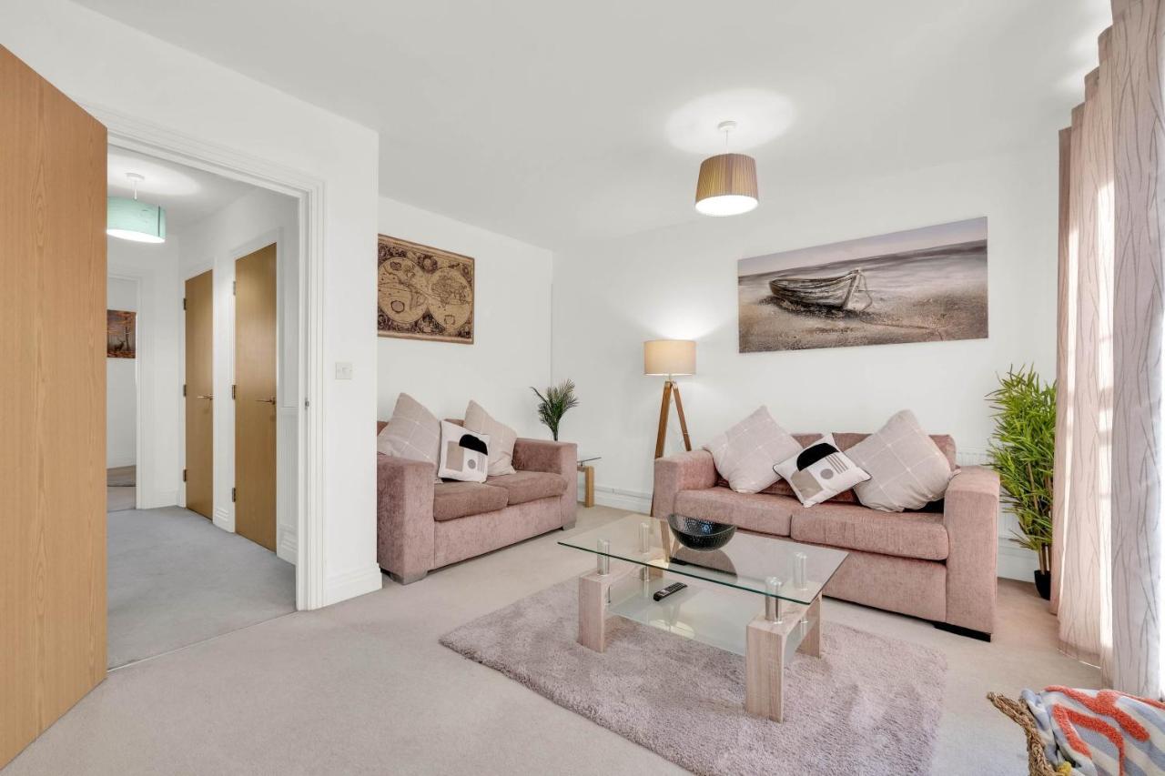 Foxherne 5Bdr 3Ba Serviced House With Parking - Slough By 360Stays Экстерьер фото