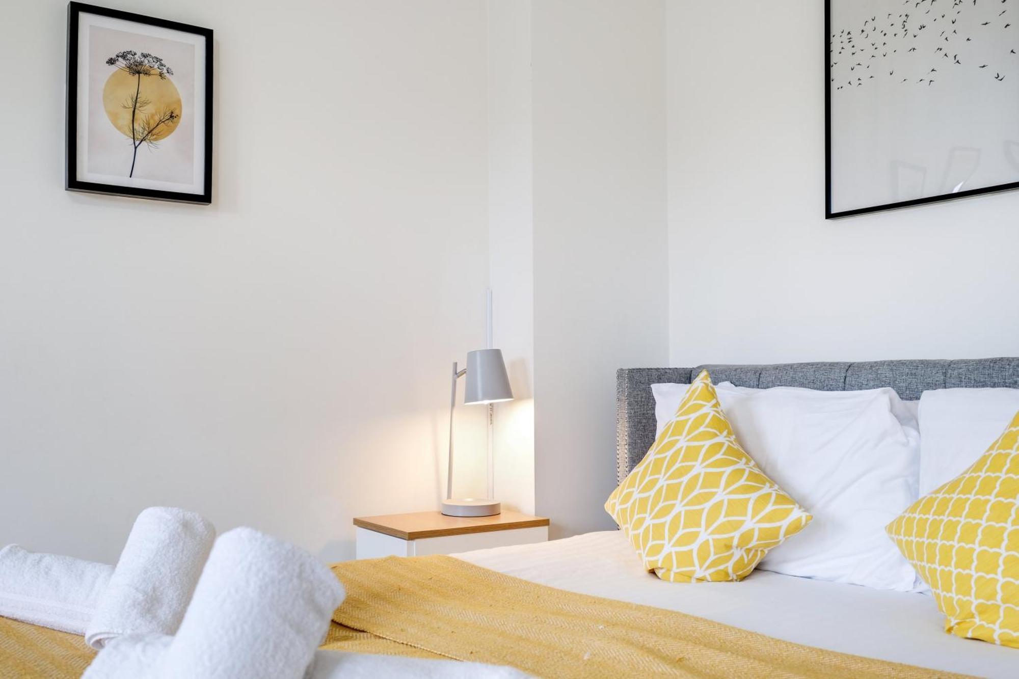 Foxherne 5Bdr 3Ba Serviced House With Parking - Slough By 360Stays Экстерьер фото